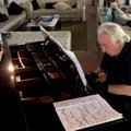 Bioninės pirštinės legendiniam Brazilijos pianistui sugrąžino gyvenimo džiaugsmą