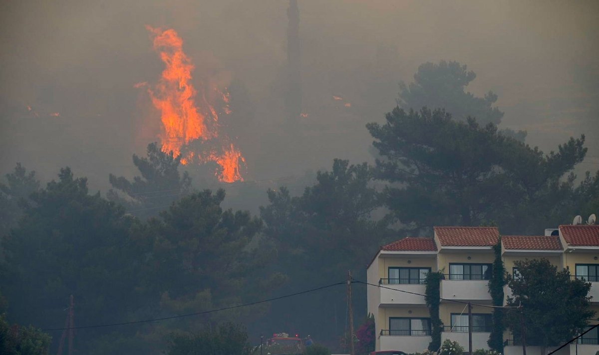 Dėl gaisro Graikijos Samo saloje evakuoti keli viešbučiai