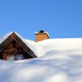 Storas sniego sluoksnis ant pastato pridaro nemenkos žalos: kada gali įlūžti namo stogas