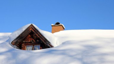 Sniego padaryti nuostoliai turtui jau viršija 100 tūkst. eurų: kaip apsaugoti savo būstą