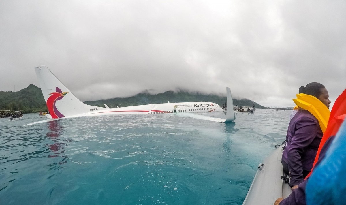 Mikronezijoje į lagūną nukritusiame lėktuve rastas žuvęs žmogus