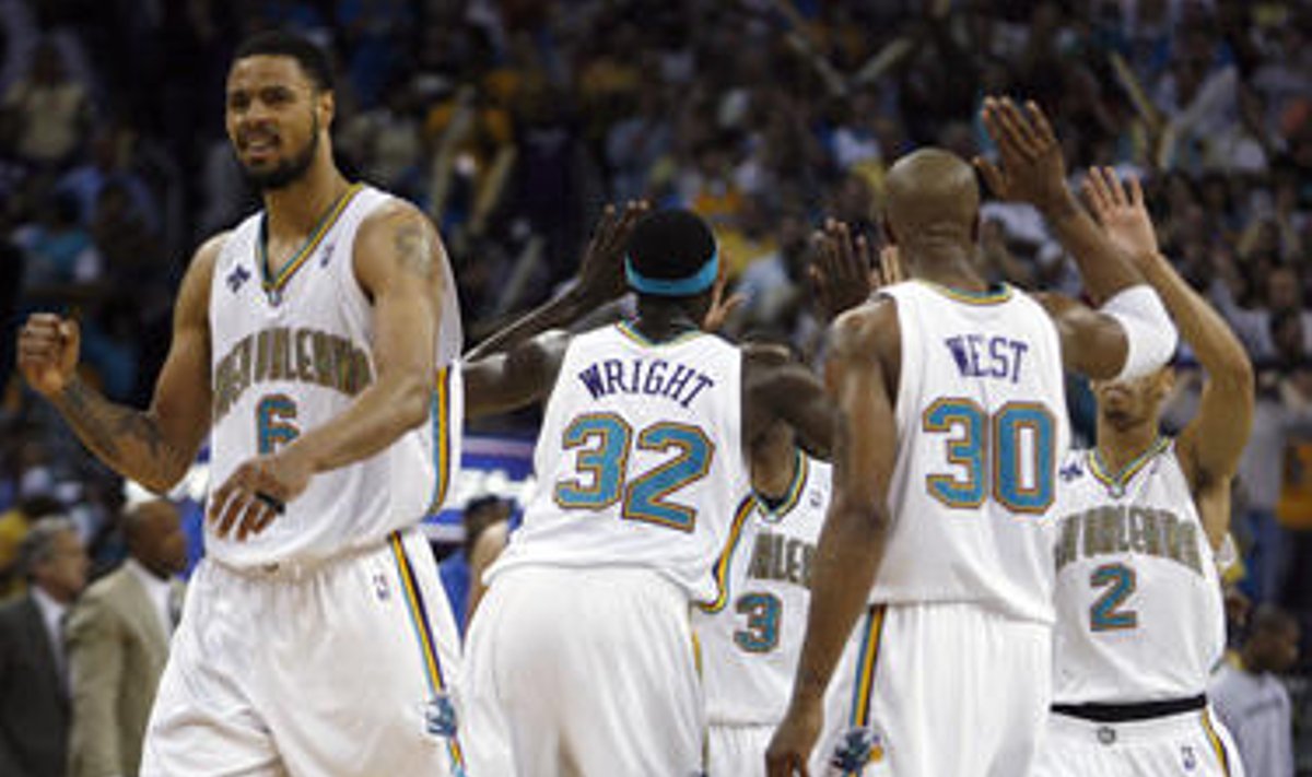 "New Orleans Hornets" krepšininkai švenčia pergalę