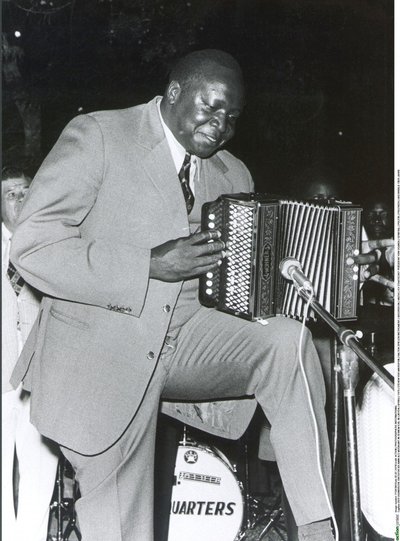 Idi Aminas mielai į rankas čiupdavo muzikos instrumentus. 1978 m.