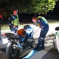 Motociklo gaudynės: lėkė prieš eismą, po to metė motociklą ir net iššoko iš bato