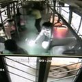 Kinijoje nufilmuota, kaip autobuse sprogo mobiliojo telefono baterija