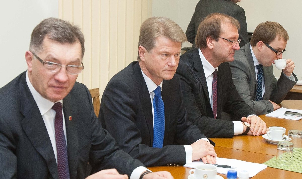 PM Algirdas Butkevičius (left) and Rolandas Paksas (second left)