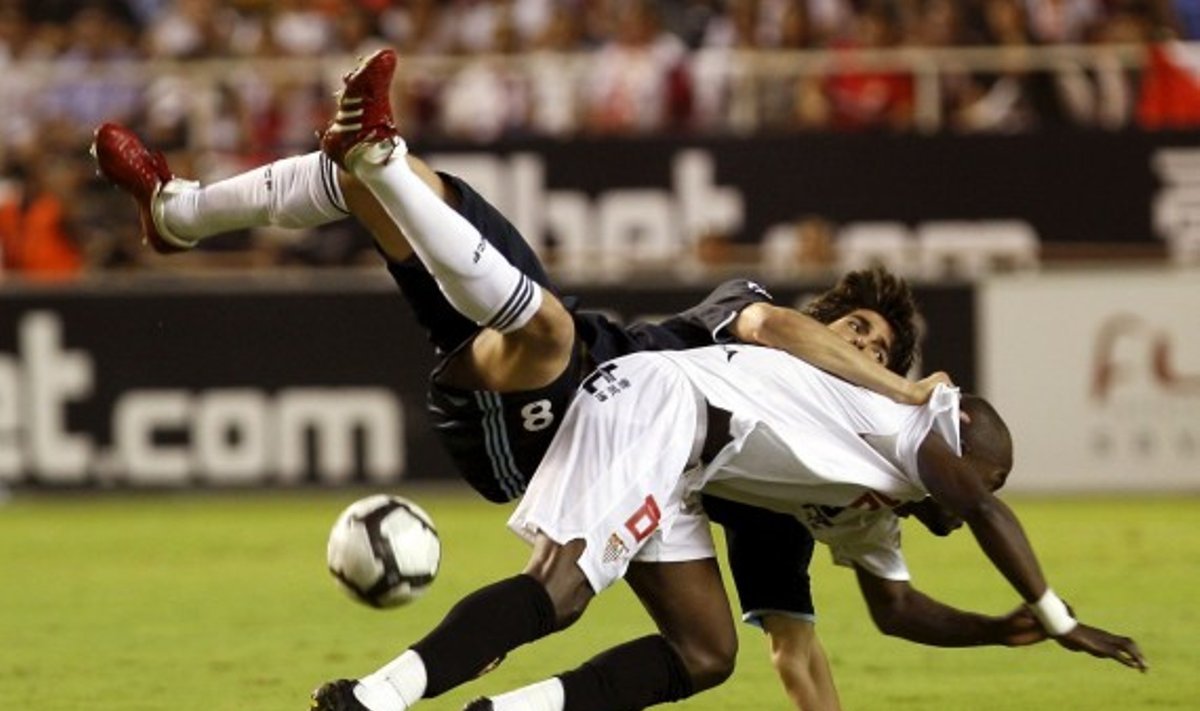Kaka ("Real", viršuje)  kovoja su Didier Zokora ("Sevilla")