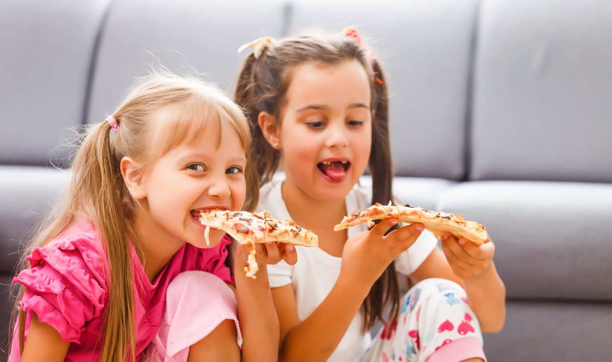 Vaikai valgo picą