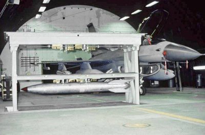 JAV branduolinės bombos B-61 ir naikintuvas F-16