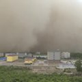 Kinijos miestą užgriuvo 100 m aukščio smėlio audros siena