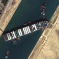 Du papildomi buksyrai skuba padėti nutempti Sueco kanalą užblokavusį laivą