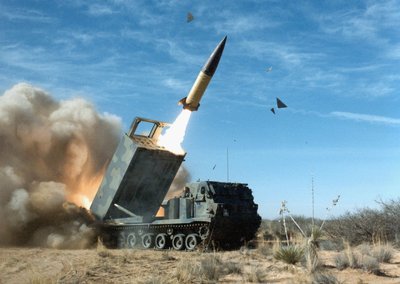 Iš sistemos MLRS paleidžiama raketa ATACMS