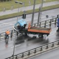 Vilniuje per avariją nedidelis sunkvežimis pakibo ant atitvaro