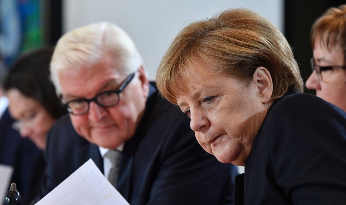  Frankas Walteris Steinmeieris  ir Angela Merkel