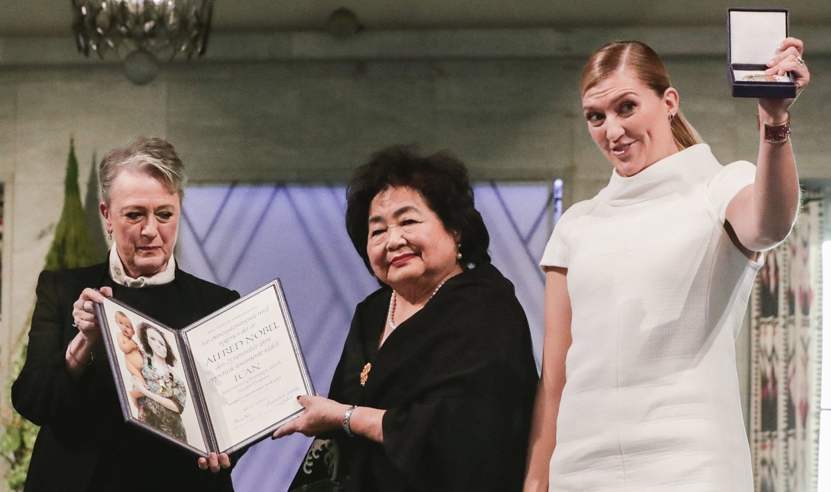 Nobelio komiteto pirmininkė Berit Reiss-Andersen, Setsuko Thurlow ir Beatrice Fihn