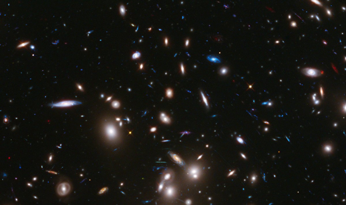 "Hubble" teleskopo nuotraukoje – galaktikų spiečius Abel 2744