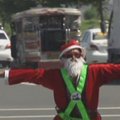 Filipinuose policininkas šoka ir reguliuoja eismą persivilkęs Kalėdų seneliu