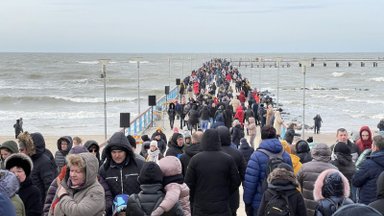 Į Palangos stintų šventę traukia būriais: milžiniškos spūstys, nėra kur palikti automobilių