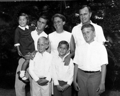 Džordžas Bušas su žmona Barbara ir vaikais
