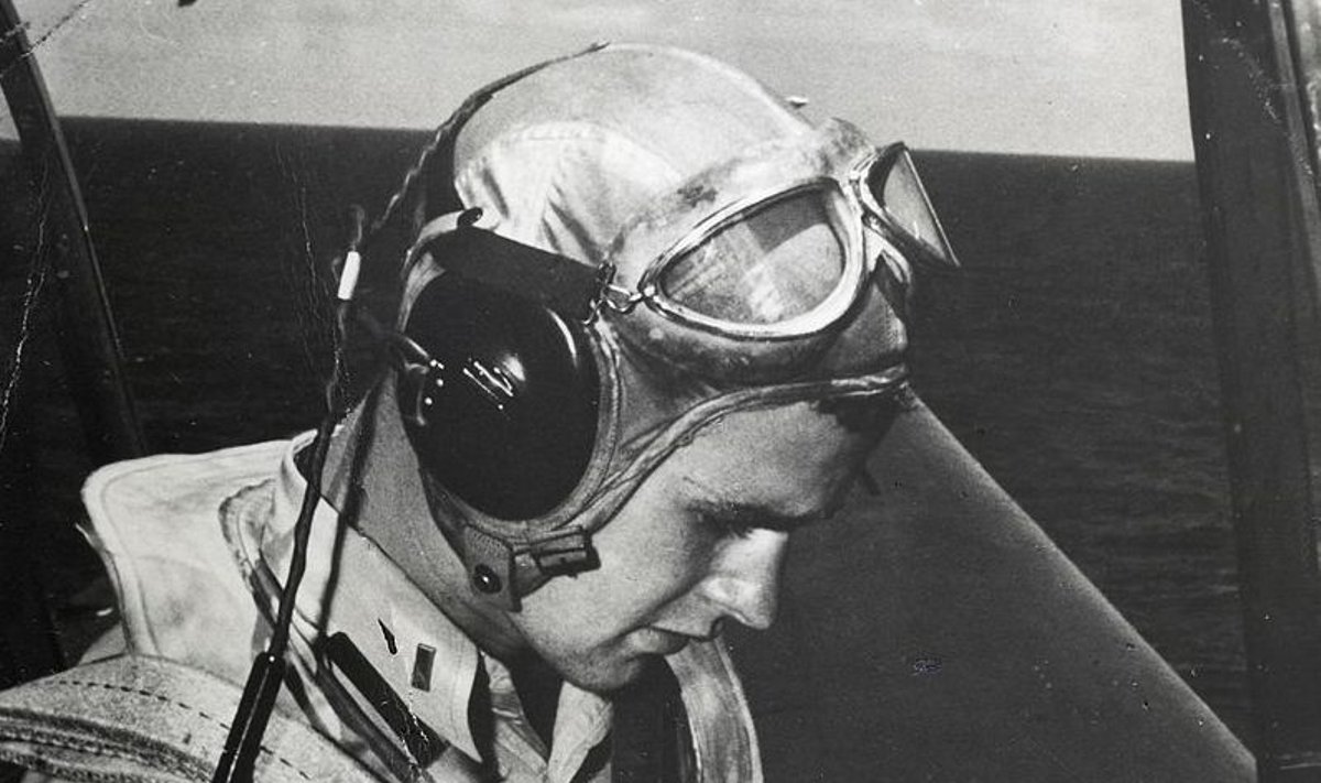 Džordžas Bušas ruošiasi skrydžiui. 1944-ieji 