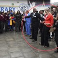 Internete žaibiškai plinta nerangus Theresos May šokis Pietų Afrikos Respublikoje: ar ši politikė turi dvi kaires kojas?