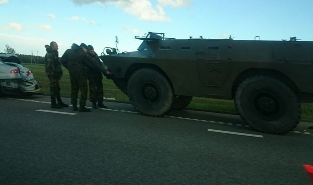 Girtas „Seat“ vairuotojas rėžėsi į portugalo karinę pėstininkų kovinę mašiną 