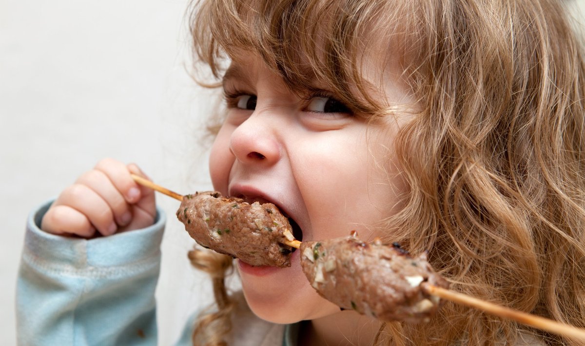 Vaikas valgo mėsos maltinukus
