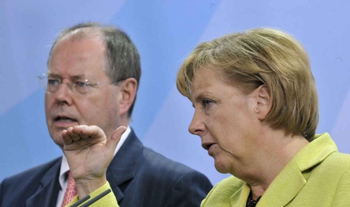Peeras Steinbrueckas ir Angela Merkel