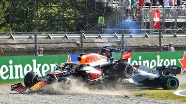 Trasos nepasidalinę Hamiltonas ir Verstappenas užbaigė vienas kito lenktynes Moncoje