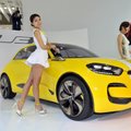 Rytietiškų bruožų manekenės ir nauji modeliai Seulo automobilių parodoje