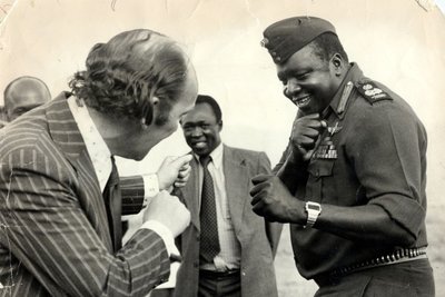 Idi Aminas ir reporteris Ianas Wooldridge'as. 1978 m.