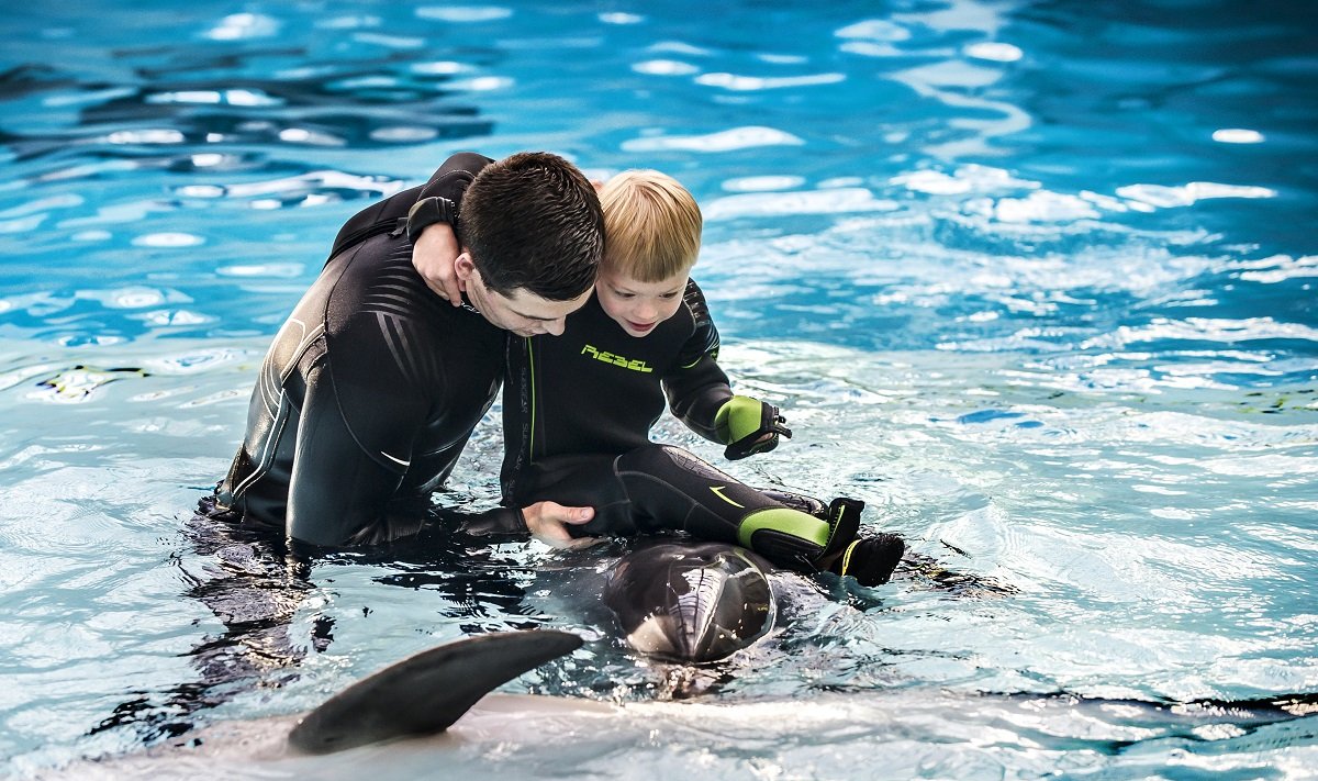 Vaikai išbandė delfinų terapiją