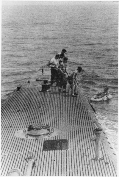 1944.09.02 Povandeninio laivo įgula išgelbėja numuštą pilotą Džordžą Bušą 