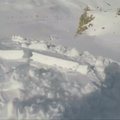 Sniego lavina vos nepasiglemžė snieglentininko - išgelbėjo oro pagalvė