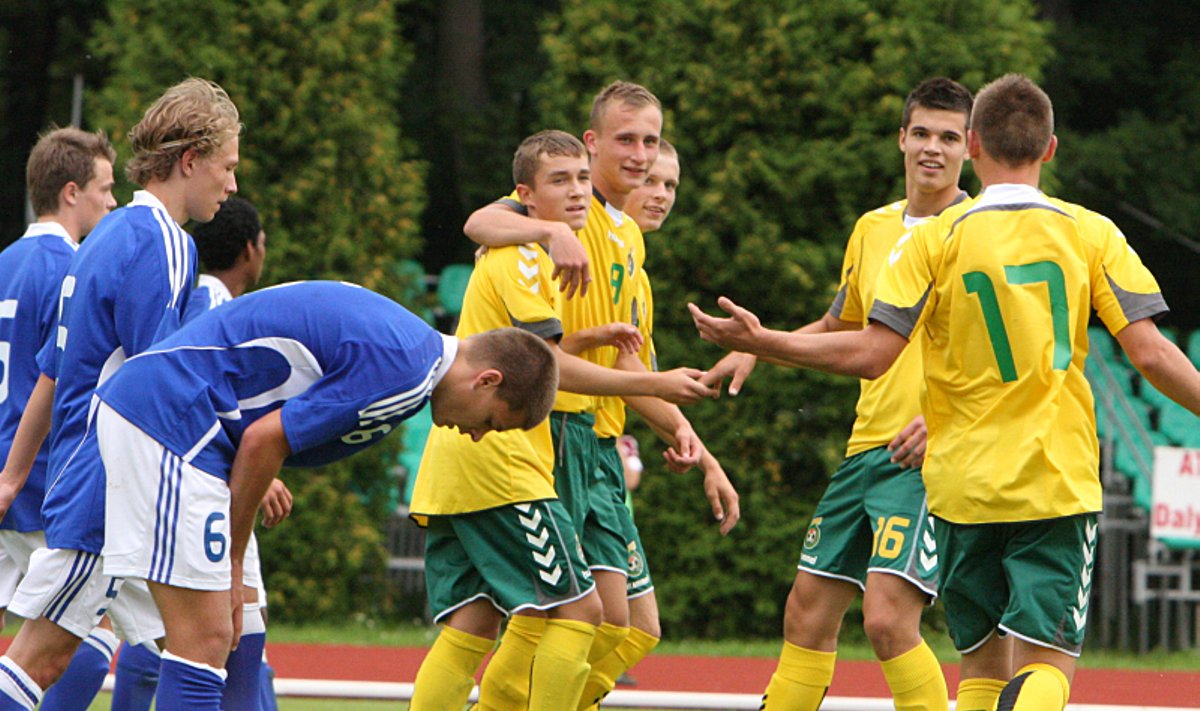Lietuvos U18 rinktinės futbolininkai džiaugiasi įvarčiu