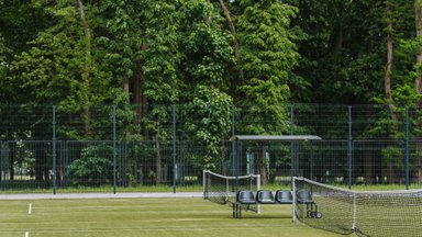 Kaune atidaromas dirbtinės žolės teniso aikštynas