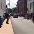 Nufilmuota, kaip Virdžinijoje automobilis įsirėžė į ultranacionalistų priešininkų minią