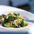 Brokolių salotos su spanguolėmis – puikiai tinka šventėms