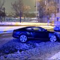 Vilniuje nesuvaldytas „Bentley“ rėžėsi į stulpą: pranešta apie sužalotą moterį