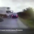 Nufilmuota, kaip taranuojamas Moldovos prezidento automobilis