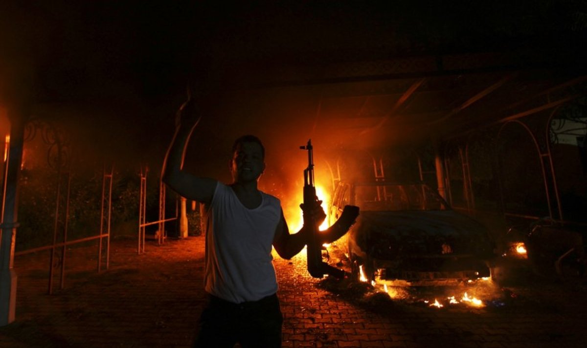 Protestuotojas prie degančio JAV konsulato Bengazyje