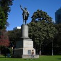 Sidnėjuje vandalai dažais apipurškė dvi britų keliautojo Jameso Cooko statulas
