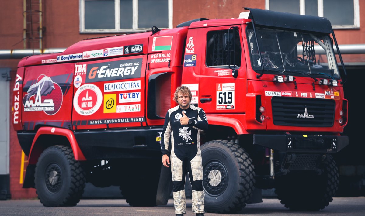 Benediktas Vanagas Baltarusijoje išbandė Dakaro sunkvežimį