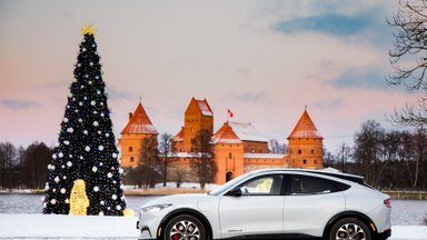Elektromobiliu aplankė dešimt kalėdinių eglių: šaltukas bateriją „apkramtė“, bet finišą pasiekė su 15 proc. žyma
