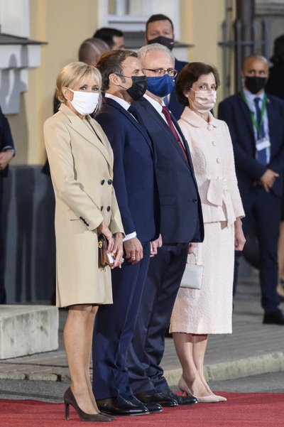 Brigitte Macron ir Andros Levite įvaizdžiai Latvijoje
