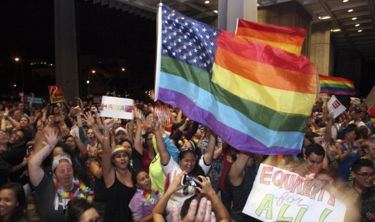 Dėl sprendimo Havajuose leisti tuokti tos pačios lyties asmenims - minios žmonių džiaugsmas
