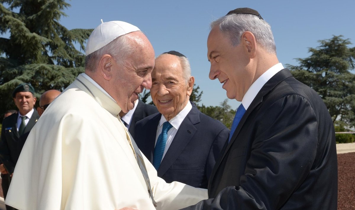 Popiežius Pranciškus bendrauja su Benjaminu Netanyahu