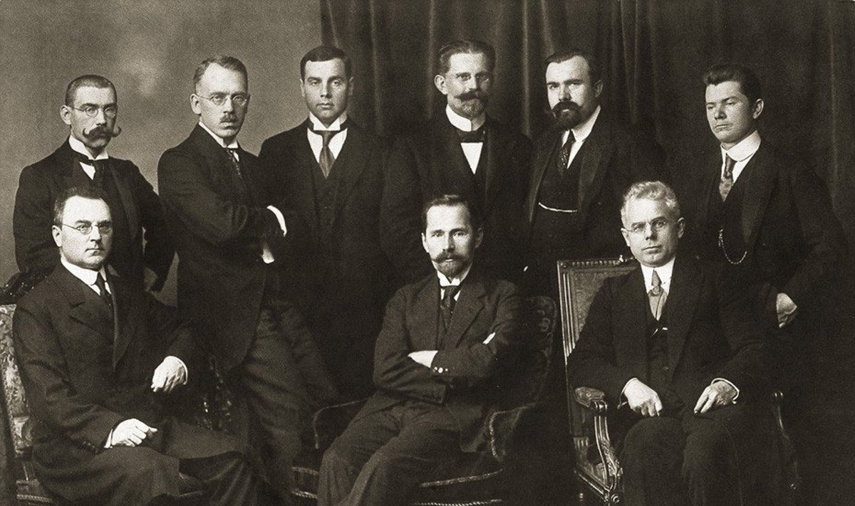 Antanas Smetona(centre) ir Augustinas Voldemaras (pirmas iš dešinės)