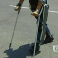 Robotizuotas kostiumas padeda vaikščioti paralyžiuotiems žmonėms