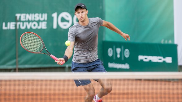 Tenisininkas J, Tverijonas pergalingai startavo turnyre Portugalijoje